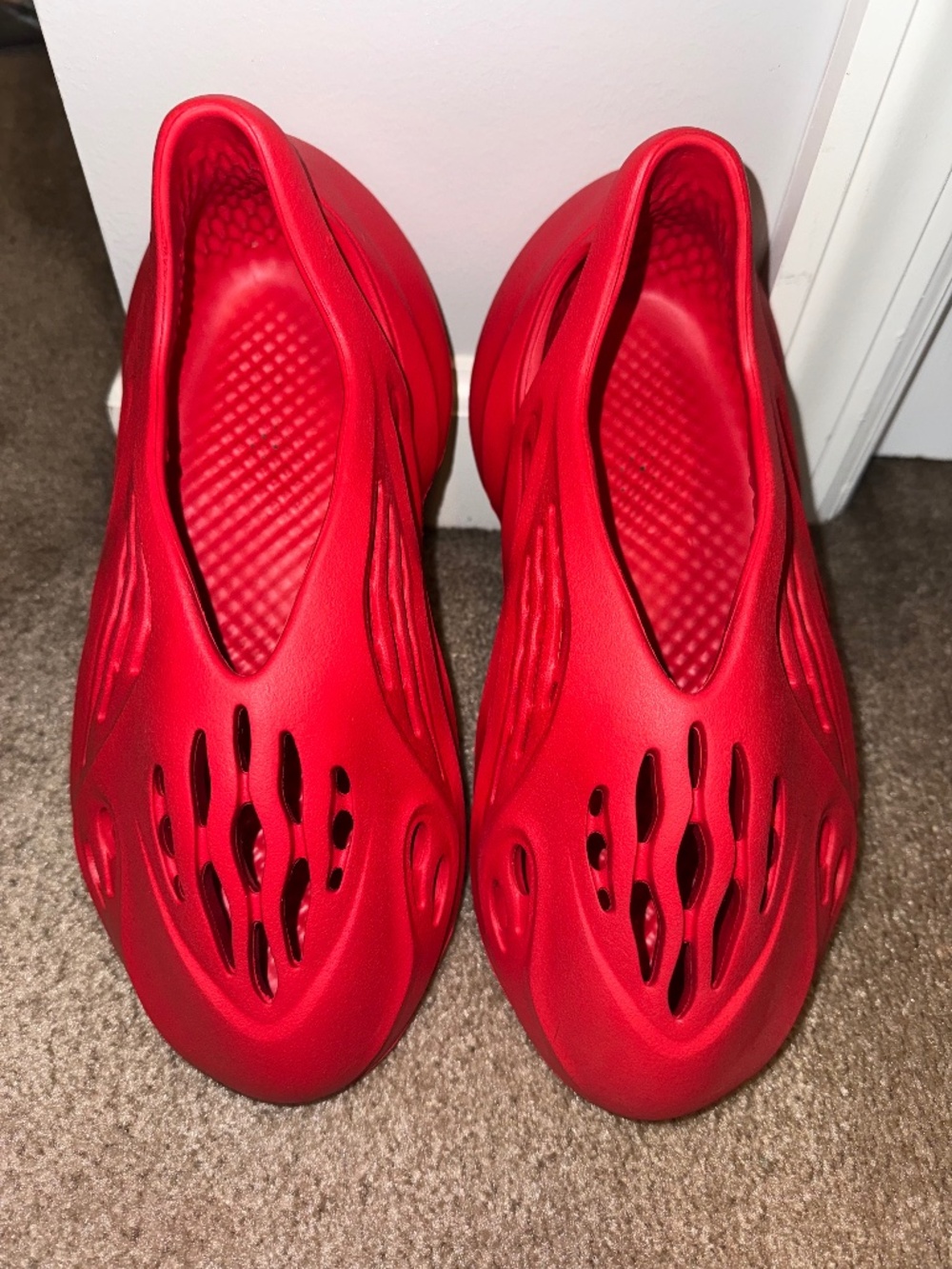 Adidas YEEZY foam RNNR Mens 7 Vermillion Red
